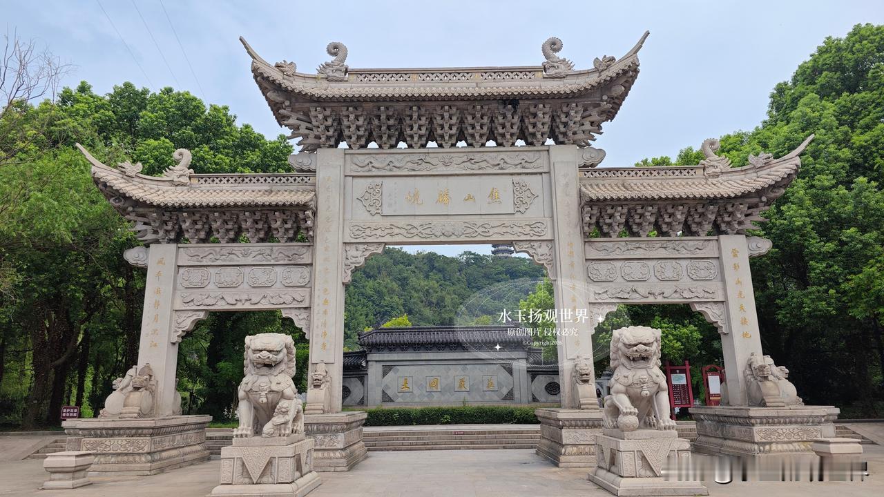 来镇江三山游玩，很多人偏爱金山的热闹，北固山的诗词豪情，却常常忽略了焦山岛上这座