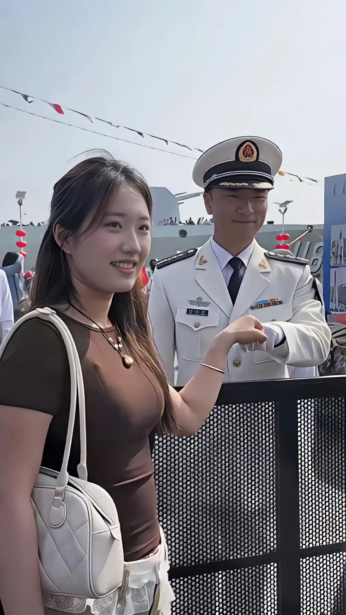 海军节特火的一张照片！
不是军舰，而是这位路人小姐姐！
画面里，军官动作规范、神