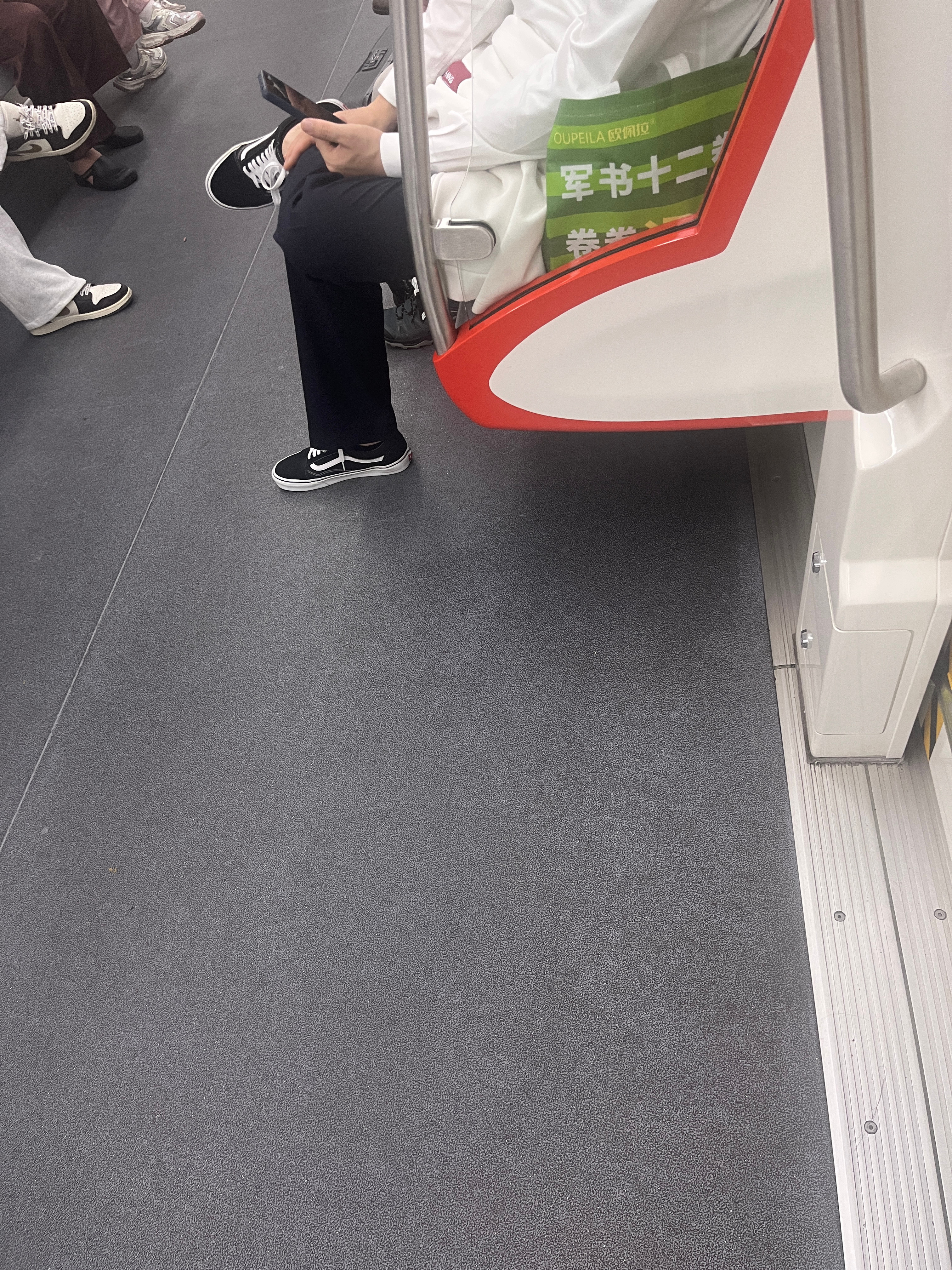 地铁大哥挺帅的应该比我大几岁老花了