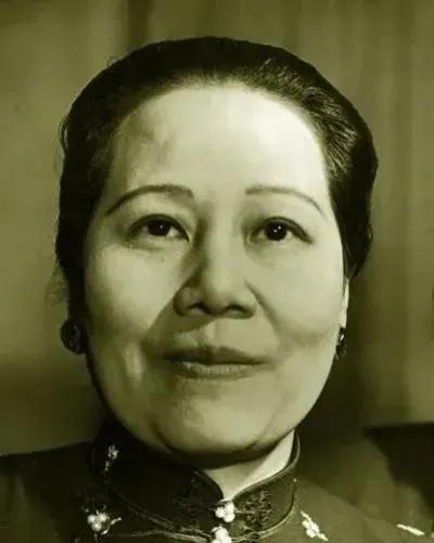 1939年，孔令侃在马尼拉迎娶年长自己17岁的二婚女。孔祥熙得知后骂到：“真是家