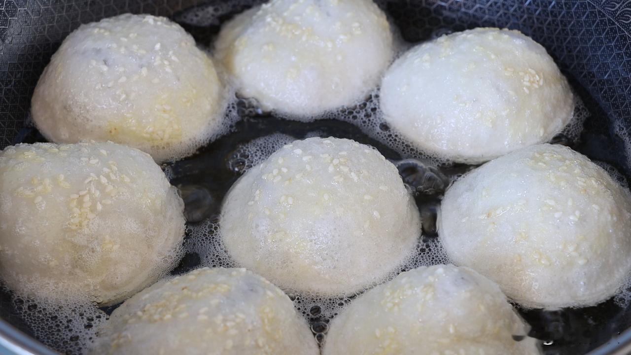 糯米粉新吃法，开水烫一烫，不用发面不用饧，个个鼓大泡，好吃
详情请观看
