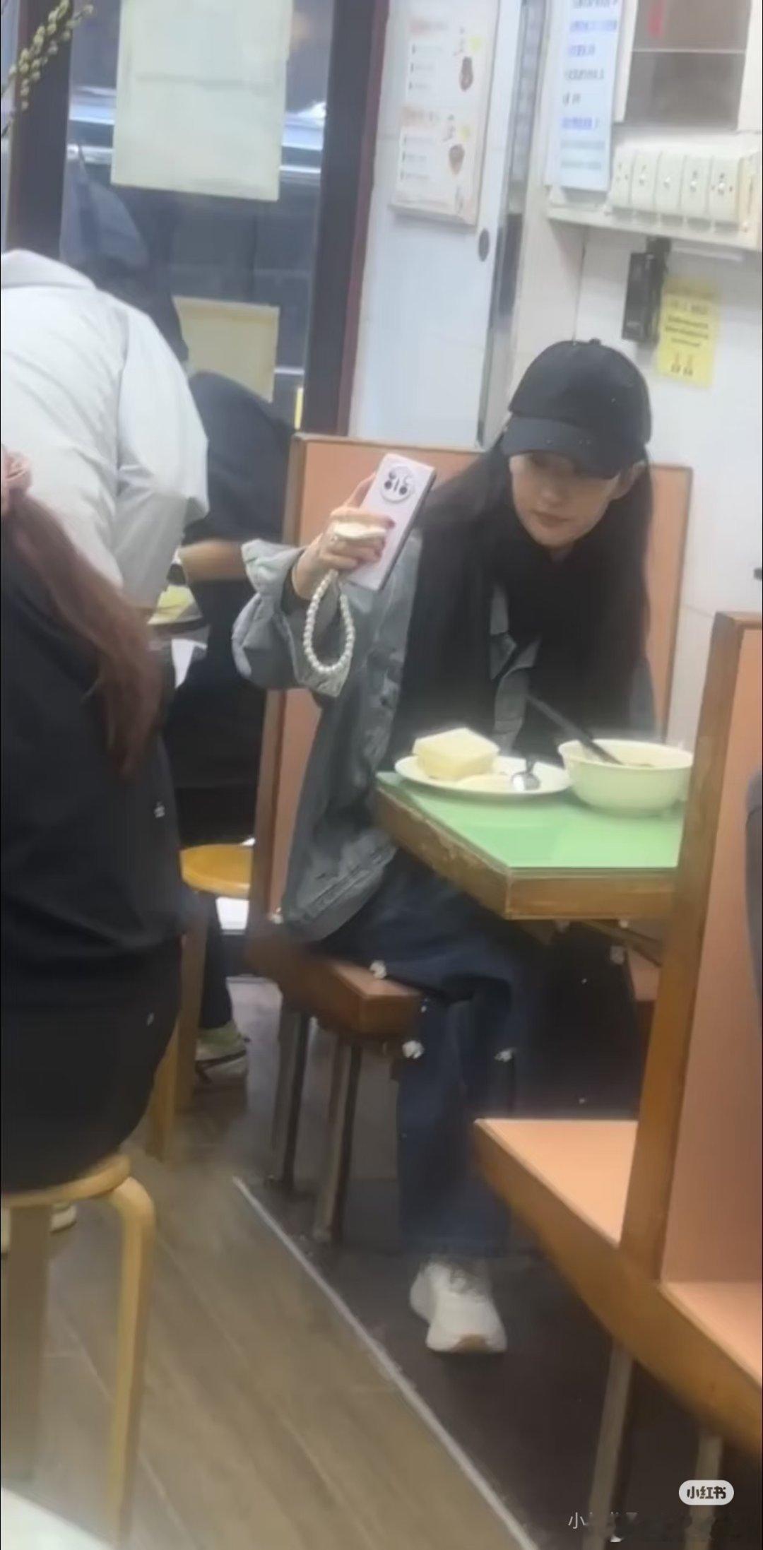 香港茶餐厅偶遇刘亦菲香港吃饭偶遇刘亦菲有人在香港吃饭偶遇刘亦菲啊啊啊啊好羡慕！刘
