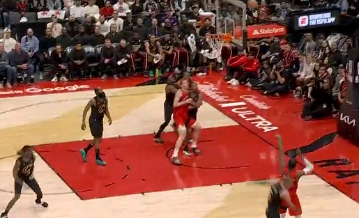 巴雷特底角接球命中球队首记三分球，此前14投0中