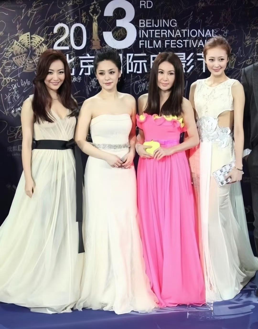 美女同框，果然身高和白肤色最是占优势。看图一，站在右一的美女身形高挑，在娱乐圈里