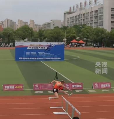 5月17日，华中国田径大师赛上的震撼一幕，瞬间霸占全网热搜，刷手机总能刷到！谁也