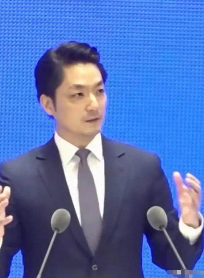 难怪蒋万安如此年轻，便成为了台北市长。
但是他并没有听从爷爷蒋经国的话，还是踏上