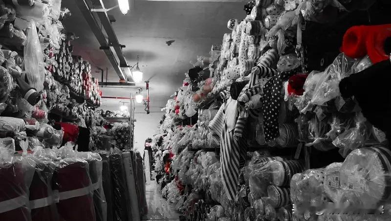 “大牌尾货”竟可能是别人穿过的旧衣？揭开背后的隐秘，别因贪小便宜吃大亏！
近来，