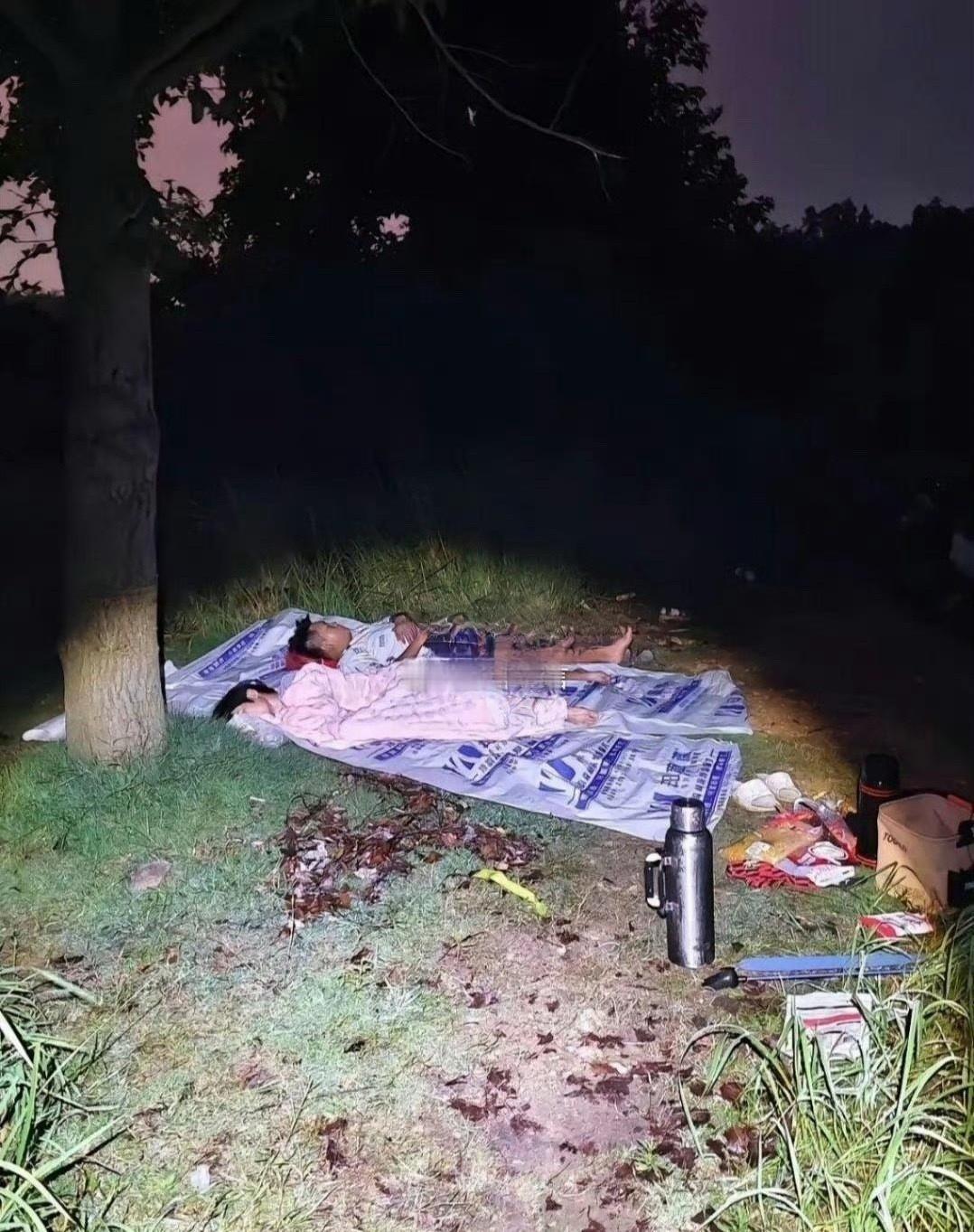 半夜三更的荒郊野外，到底是露营的，还是吓人的？