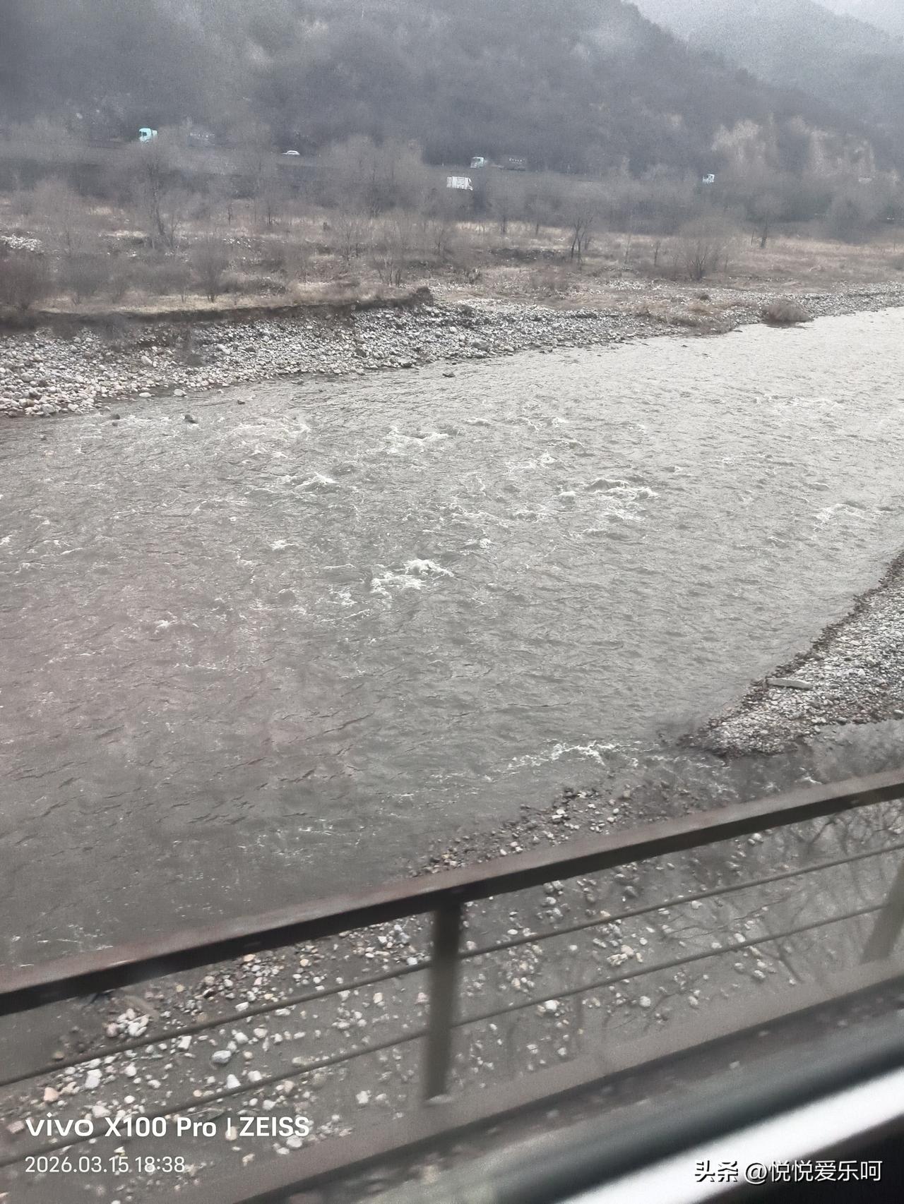 刚听了一首歌还好听的，《玉芬》，玉芬啊玉芬，你让彪哥好伤心，你把我狠狠的撂倒撂倒