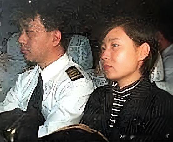 1998年，国航机长袁斌只因为不满分房制度，携带着妻子，驾驶载有95名乘客的飞机