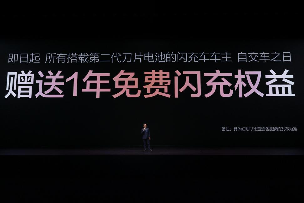 油价又要涨回9块，燃油车一年油费一万三。比亚迪闪充直接破局：年电费不到四千，立省