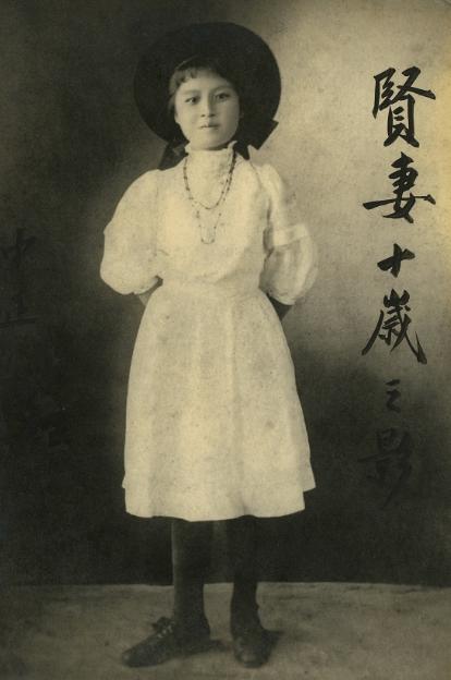 台北士林官邸展厅里摆着一张老照片，照片上是10岁的宋美龄，一身西式白连衣裙，头发