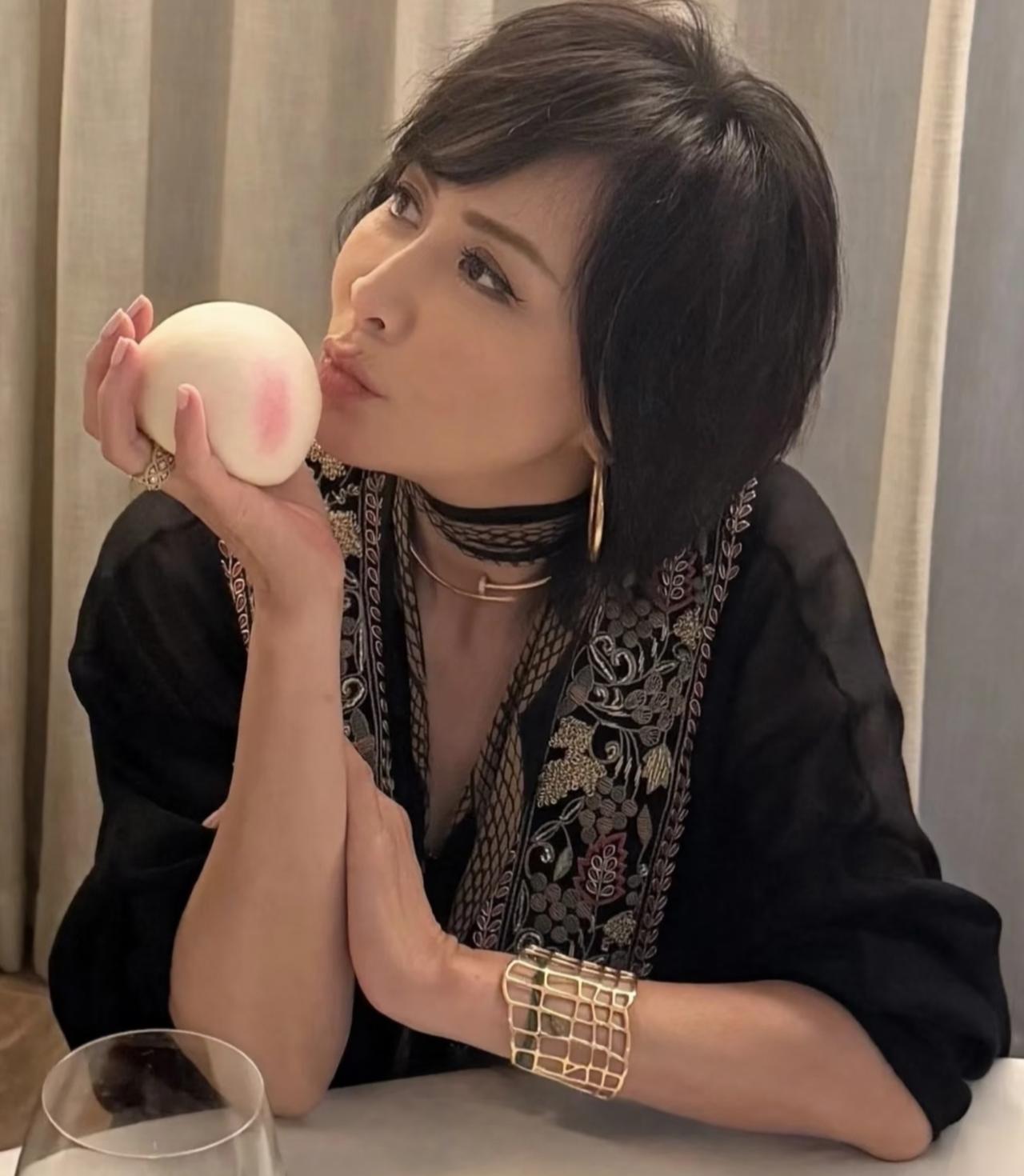 刘嘉玲的美是公认的，但审美因人而异，她的魅力在于多元化的气质与经得起时间考验的优