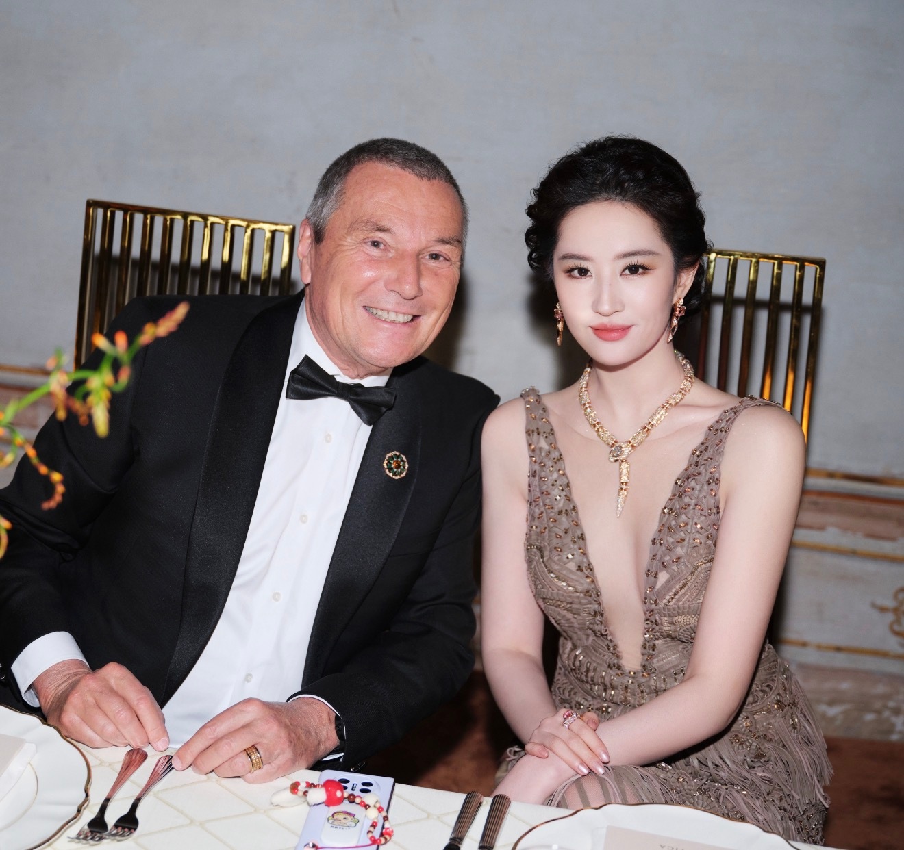 刘亦菲的手机链好可爱呀