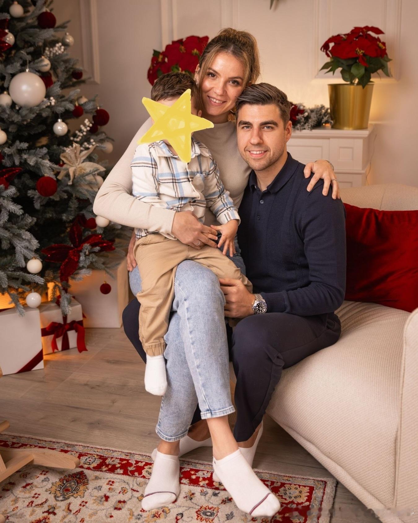 达科：Jorgić一家祝大家圣诞快乐！🎄 