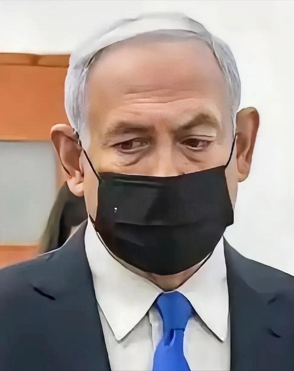 这一幕，终究还是落槌了。

内塔尼亚胡，这位在政坛翻云覆雨几十载的硬汉，今天成了