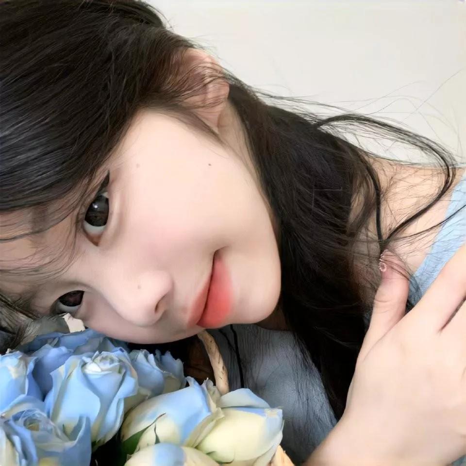 温柔甜美的微笑，搭配清新的蓝白花束，散发着青春的气息。萌趣仙蔷 粉蓝白花束 甜颜