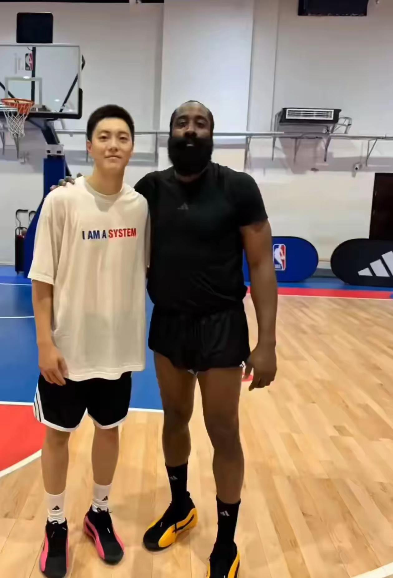 胡明轩这个后侧步三分的绝活，应该是得到了哈登的真传，而且他是在实战中也经常使用，