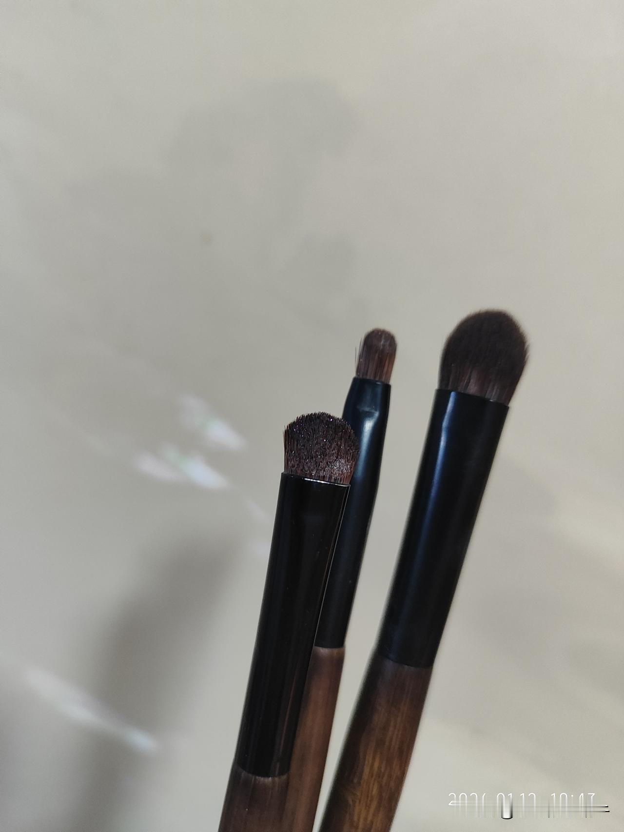 花了50多在淘宝上买了一套化妆刷，结果那刷头粗的跟毛笔一样，很难用！
​这家做刷