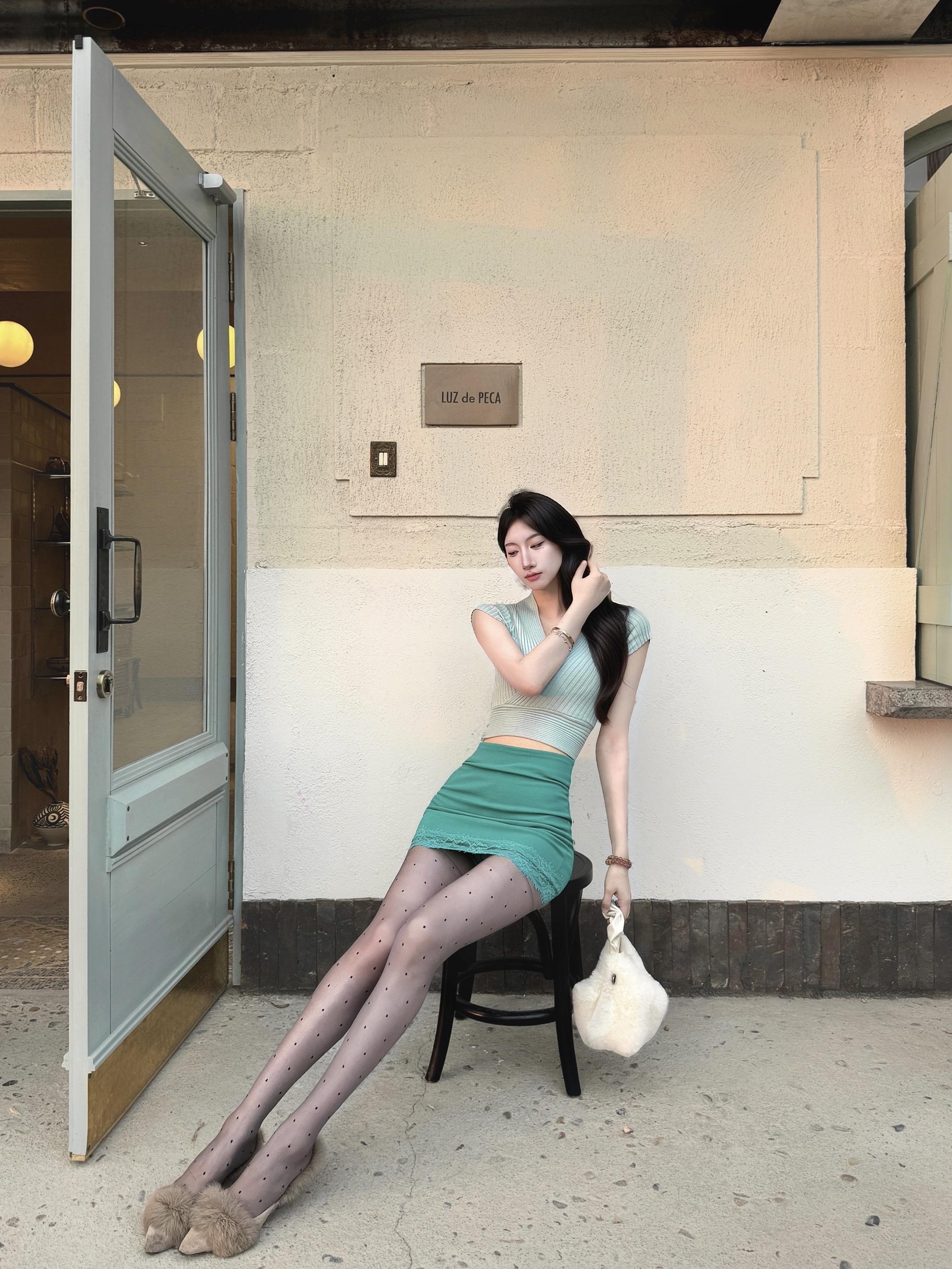 你先别说看不上我 我穿上高跟鞋压根看不见你