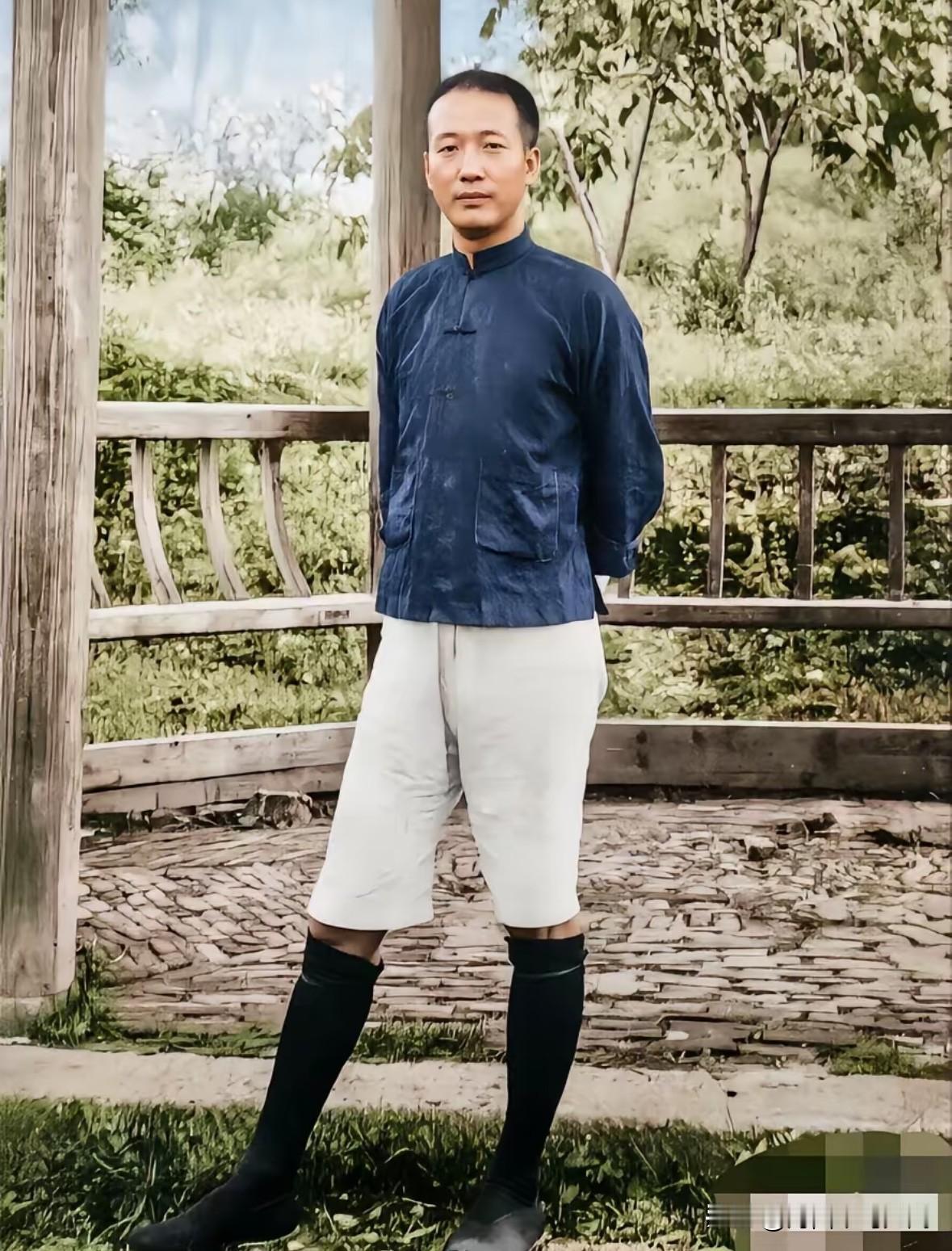 1935年6月18日，瞿秋白被押赴刑场。他唱着《国际歌》视死如归，从容就义，年仅