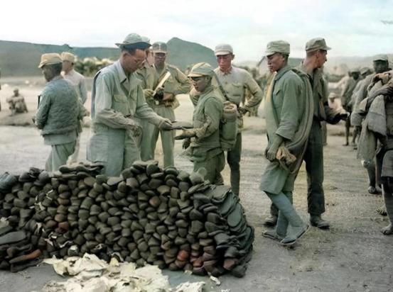 1944年10月1日，美军达维斯上等兵在向中国远征军士兵发胶鞋。许多人认为这种胶