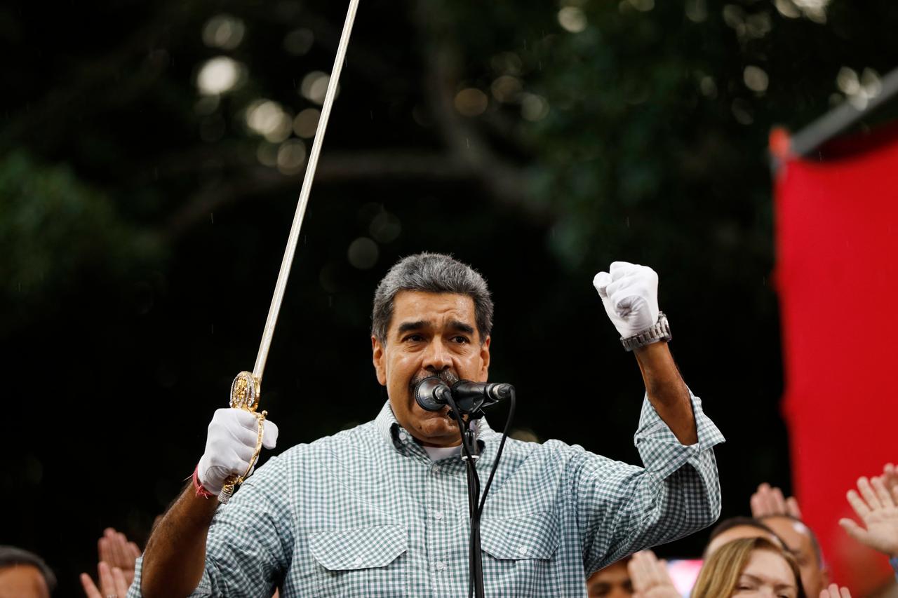 【马杜罗在美国问候新年快乐，开庭表现可期待】就在几天前，马杜罗手里还曾经拿枪拿剑