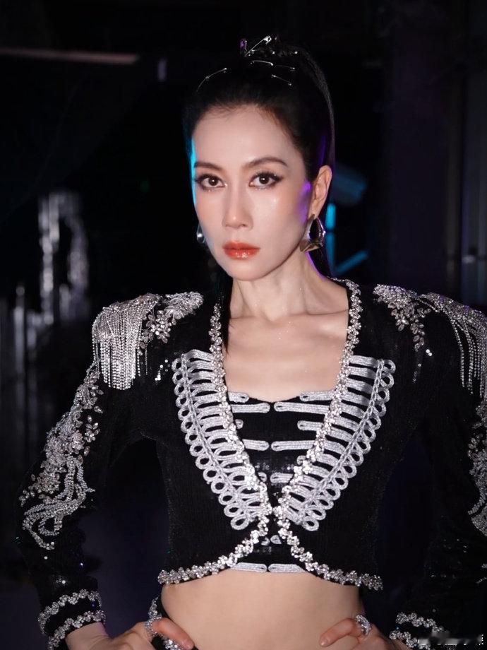 温峥嵘温峥嵘本人认证蒸笼乘风2026真的太喜欢温峥嵘的性格了，坦然接住粉丝的玩梗
