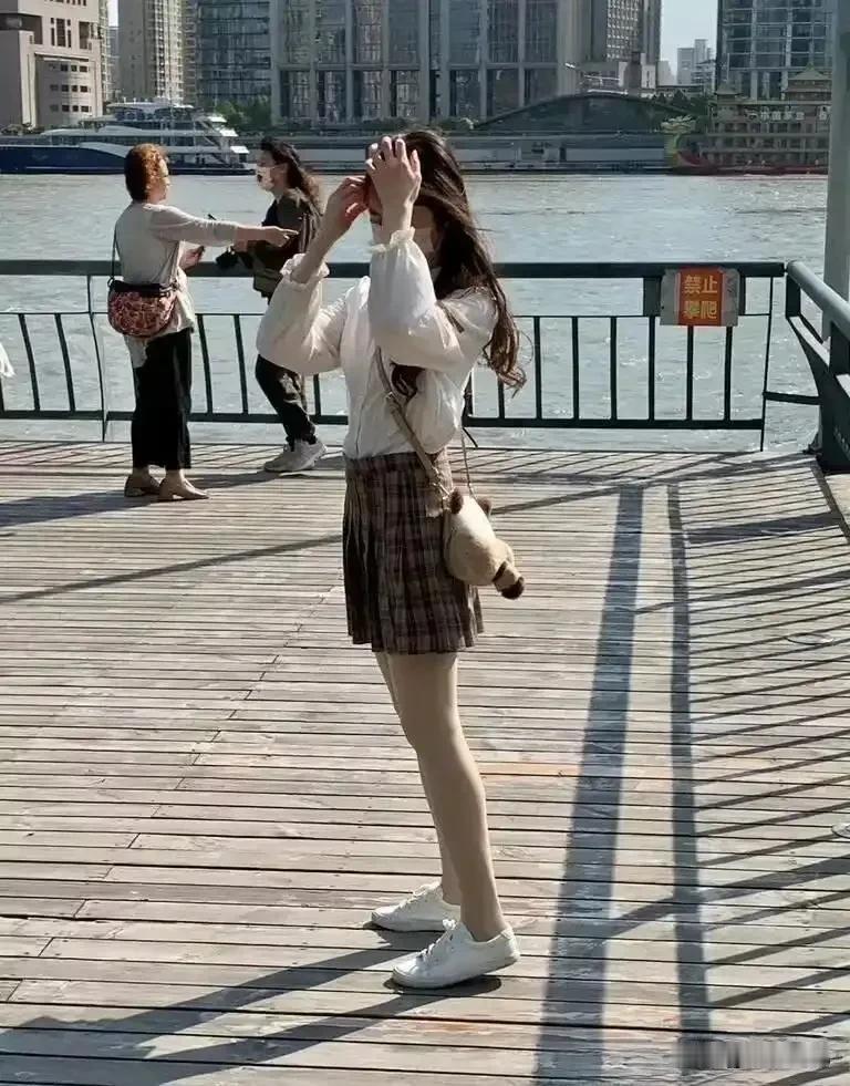 阳光在水面打碎的银箔太刺眼。你第三次伸手将乱发别到耳后，发尾却固执地黏在手机屏幕