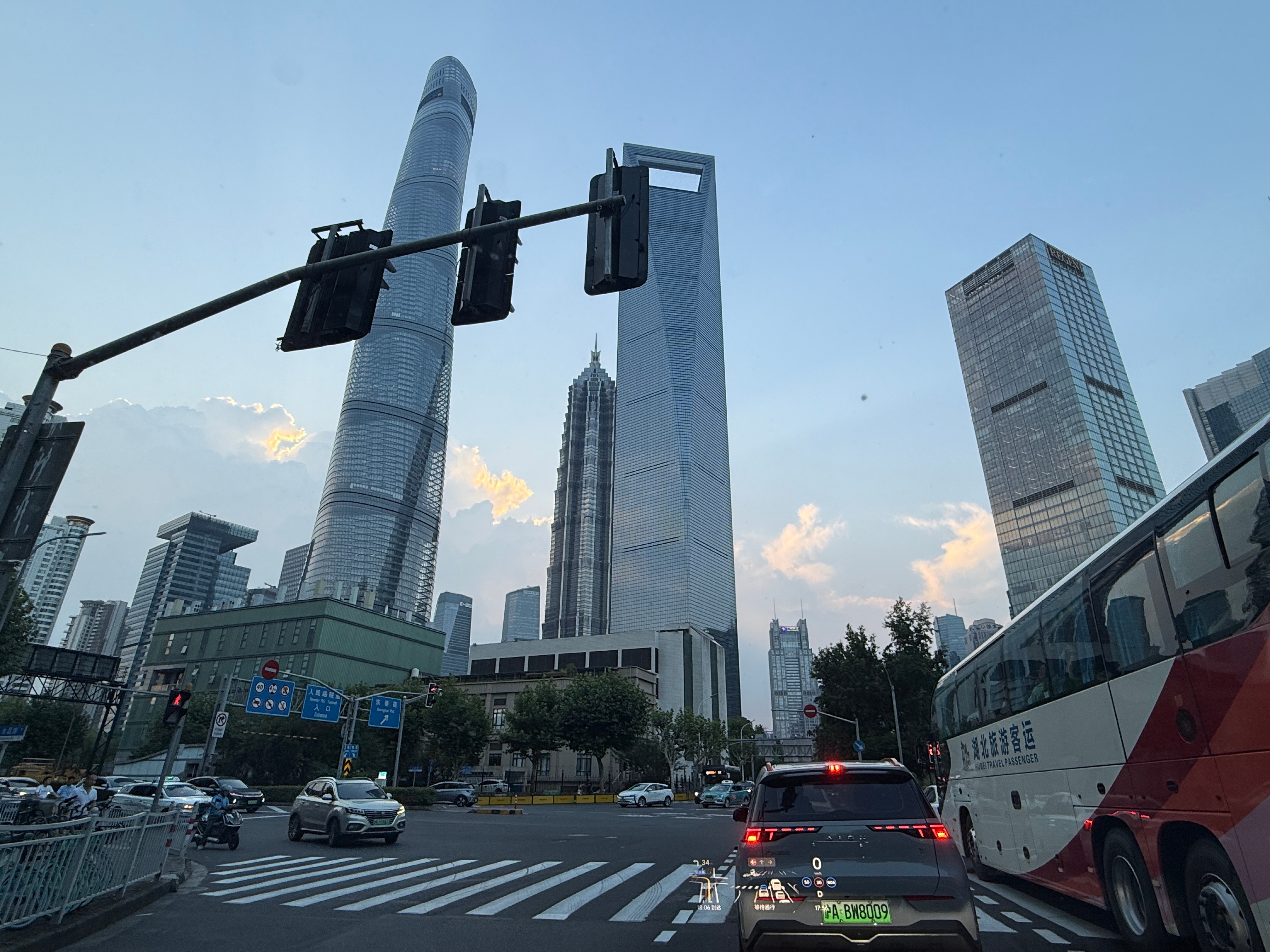到南丰荟门店“溜达”了一下，销售小伙伴带着跑了一圈 NOA 试驾路线，这条路线不