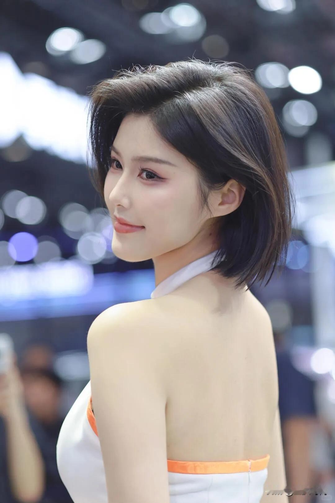 甜美少女，白皙肌肤，温柔笑容，时尚穿搭，元气满满！💖✨