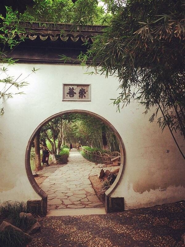 山不解释自己的高度，并不影响它的耸立云端；海不解释自己的深度，并不影响它容纳百川