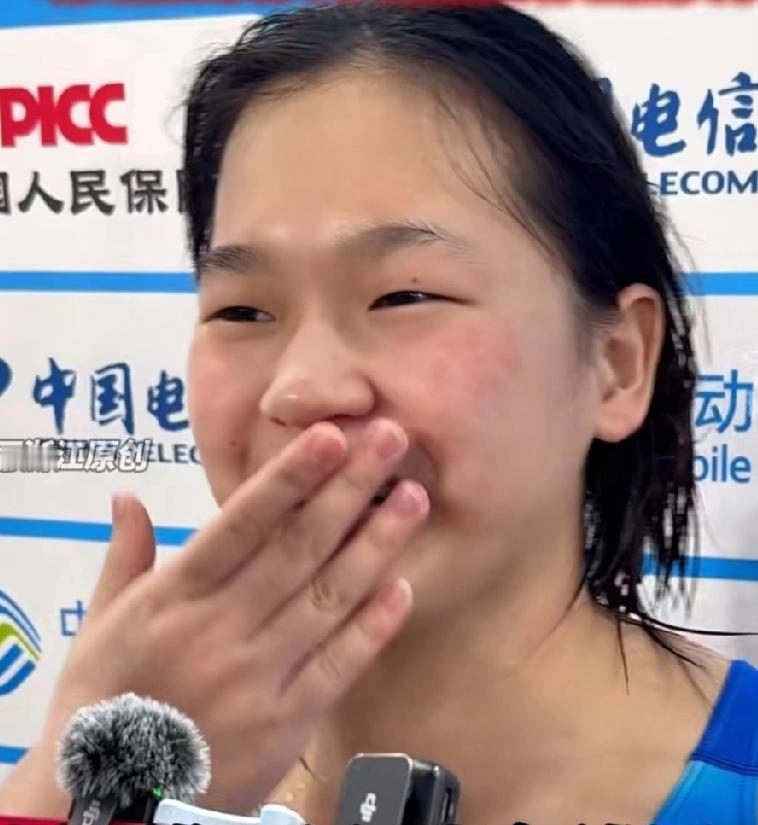 全红婵赛后采访差点哭了！

不是因为脚伤太痛了，而是因为听到了粉丝的一句话！

