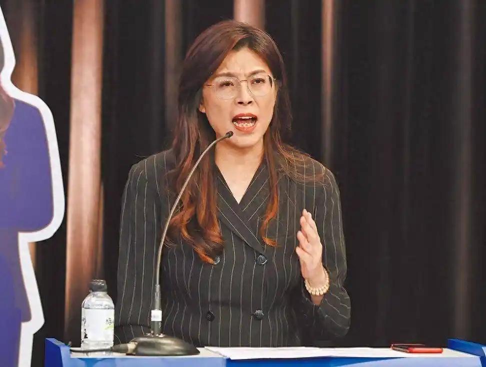 *郑丽文“访美”之前，突然发布了一番奇谈怪论。她说：“美国是我们的恩人，二次大战