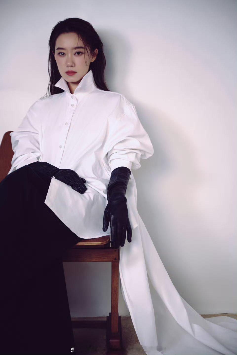 张小斐 可以坐评委腿上看电影吗斐妈这组白衬衫大片，氛围感直接拉满！慵懒中带着强大