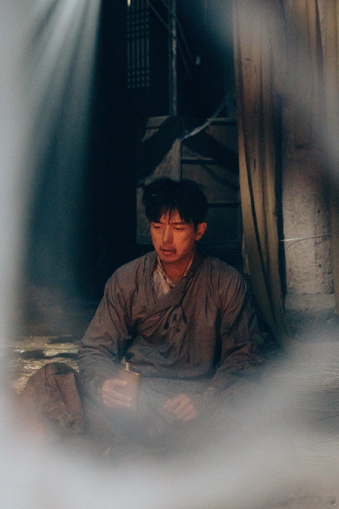 李现上吊这段名场面高烧上阵挑战高难度戏份，李现把上官诚明的绝望诠释得淋漓尽致。自