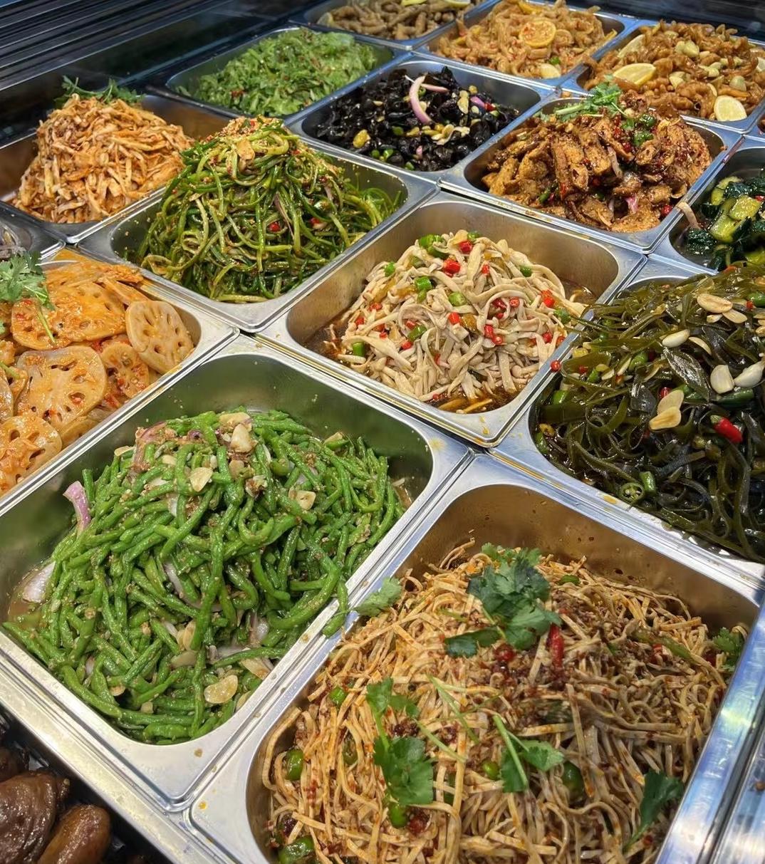 40岁宝妈摆摊卖小吃，月入2万遭邻居嘲讽，真相曝光后众人道歉
 
小区门口的小吃