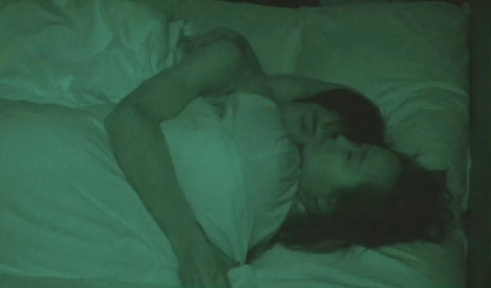 麦琳谈李行亮原生家庭  崩溃完哭完，两人躺床上抱着谈心，和和美美秀恩爱了，气的只