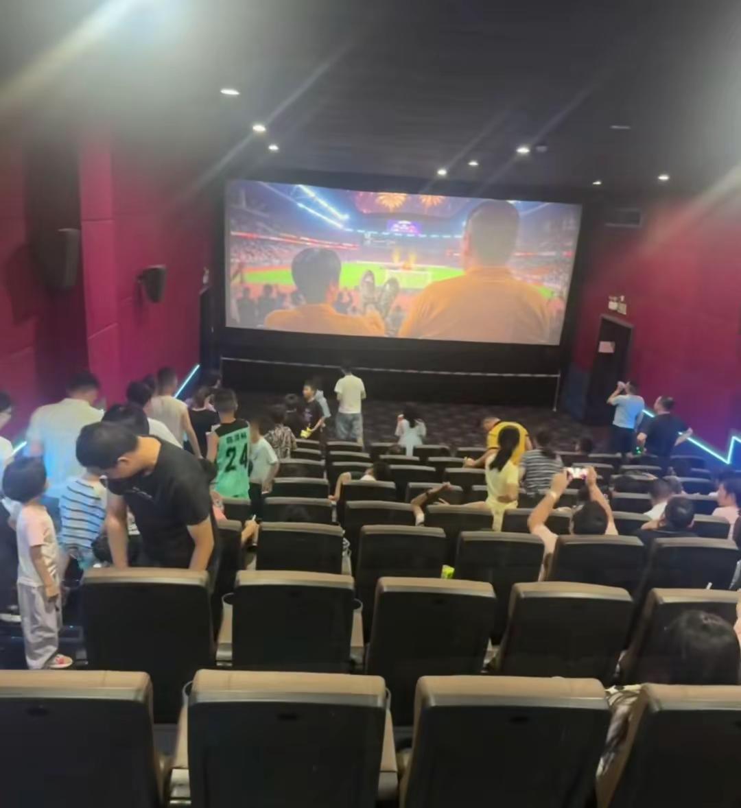功夫女足里面有一句台词：踢球就是踢球，人生亦是如此，不必被世俗标准束缚，   不