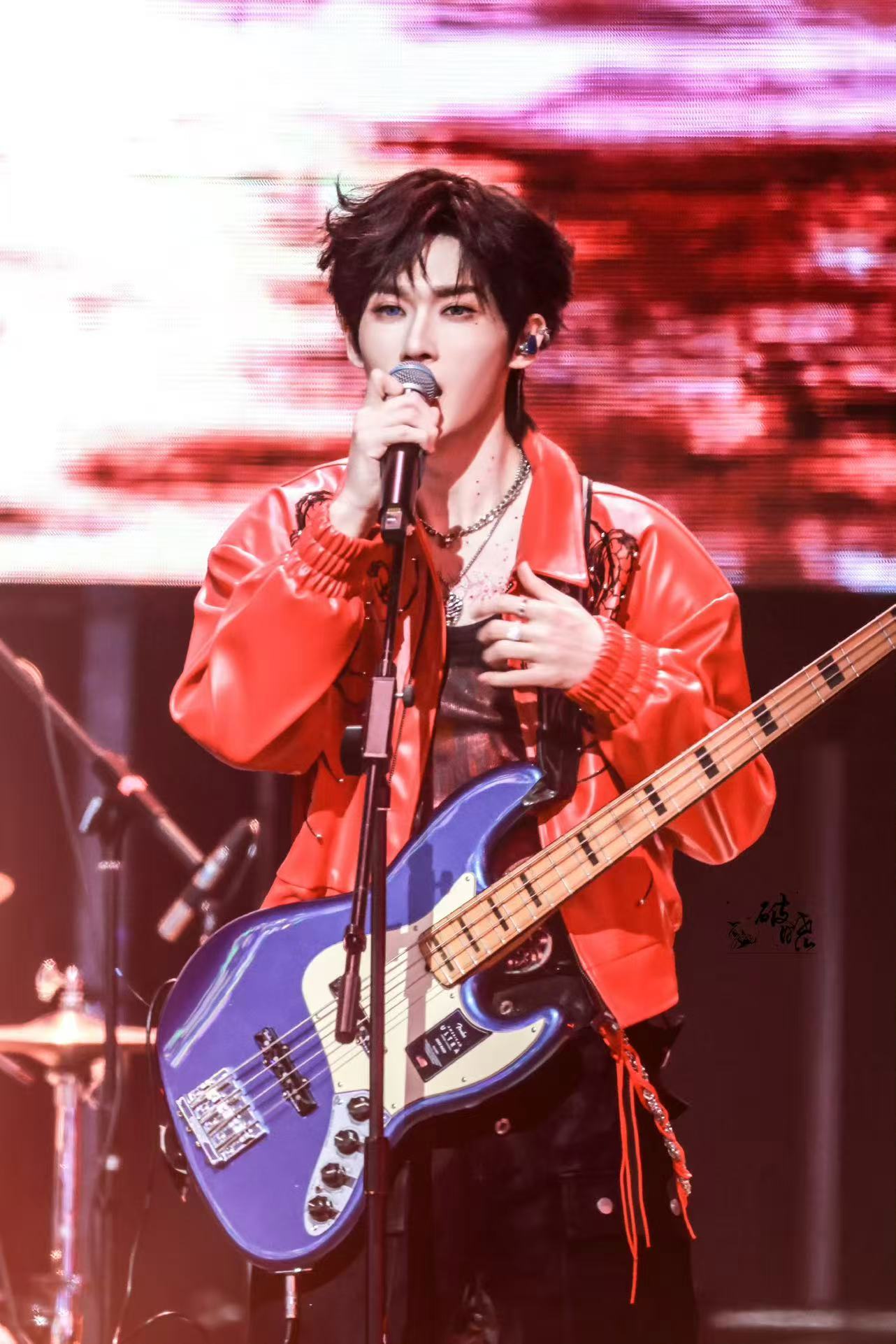 余宇涵戴了美瞳余宇涵蓝瞳舞台稳到离谱！今日演出他大胆尝试冰蓝美瞳，抬眼间清冷疏离