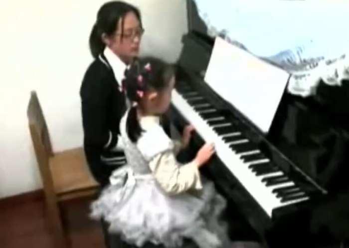 就在昨天，那个曾经因为“逼女儿练琴”而登上热搜的妈妈，晒出了一段视频。

画面里