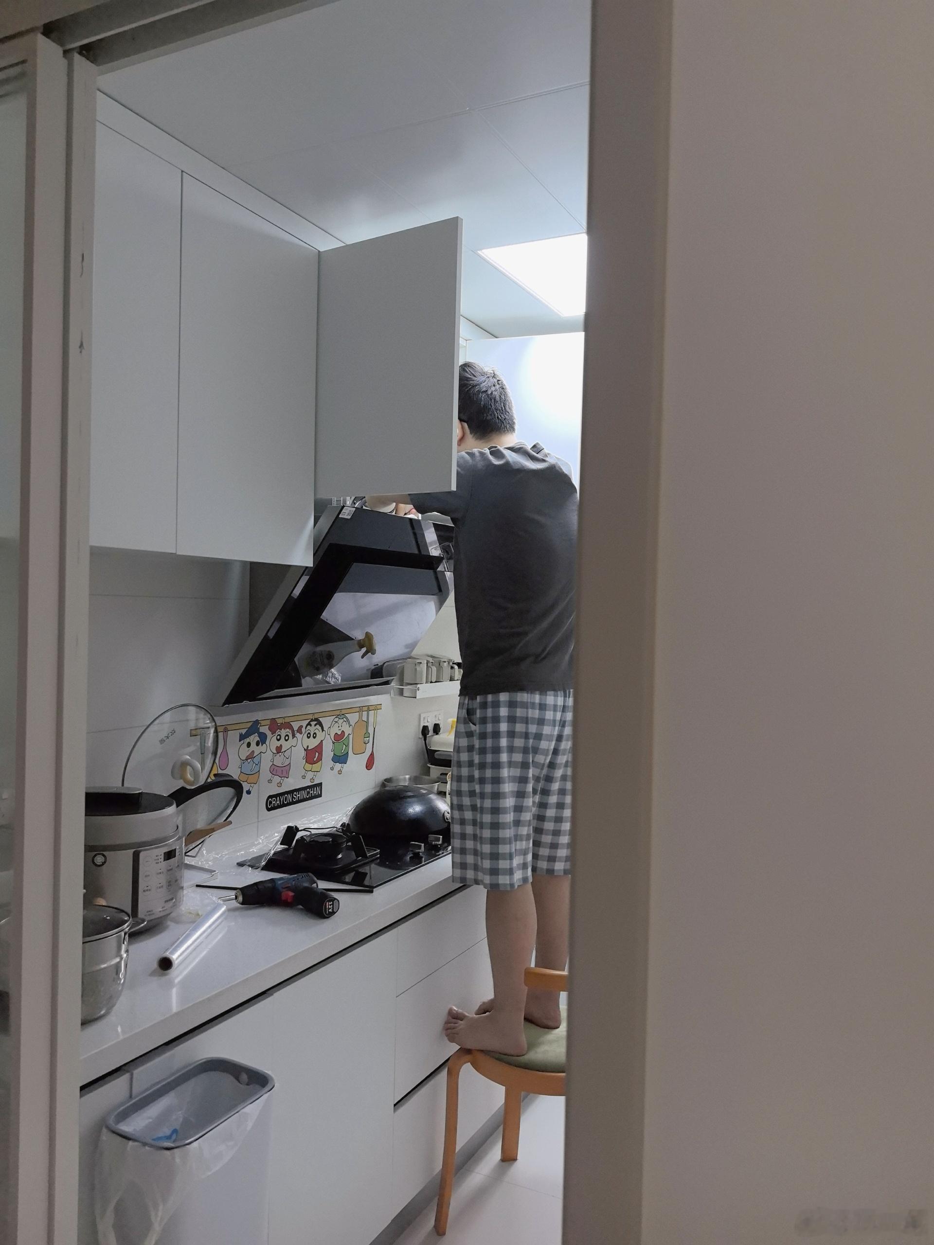 劳动最光荣，今天盛情邀请了狗子同志参与到家务中来，对方积极参与并取得佳绩，地板拖