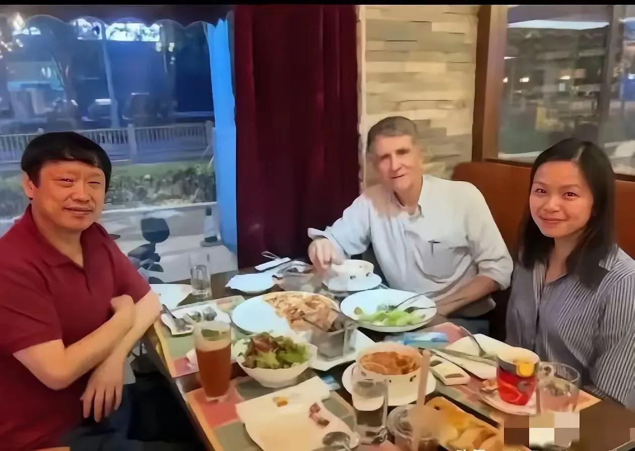 胡锡进又在跟哪位美女共进晚宴了呢？老胡的夫人不会吃醋吗？