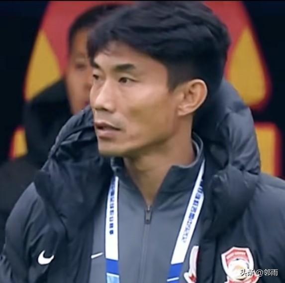 万事开头难，球队又以1 - 4输给海港队，两场比赛溃败，净丢6球却只进1球。主教