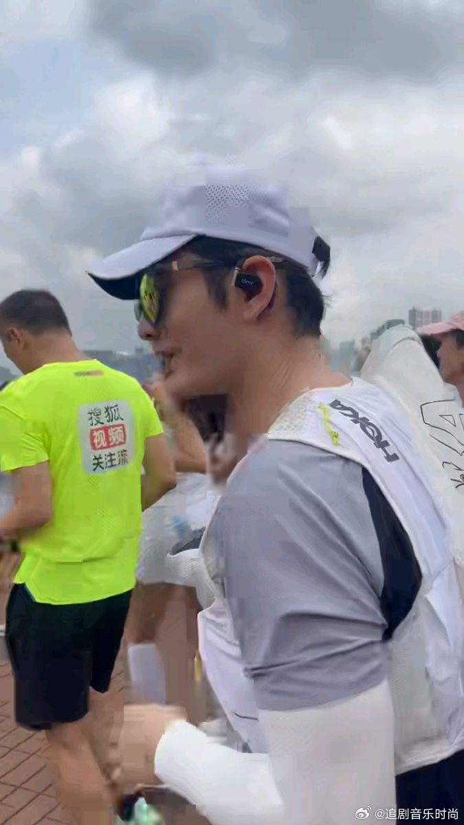 黄晓明推荐爆闪团一起跑谁说跑步只能闷头冲？爆闪团的打开方式是：带着笑脸跑，聊着天