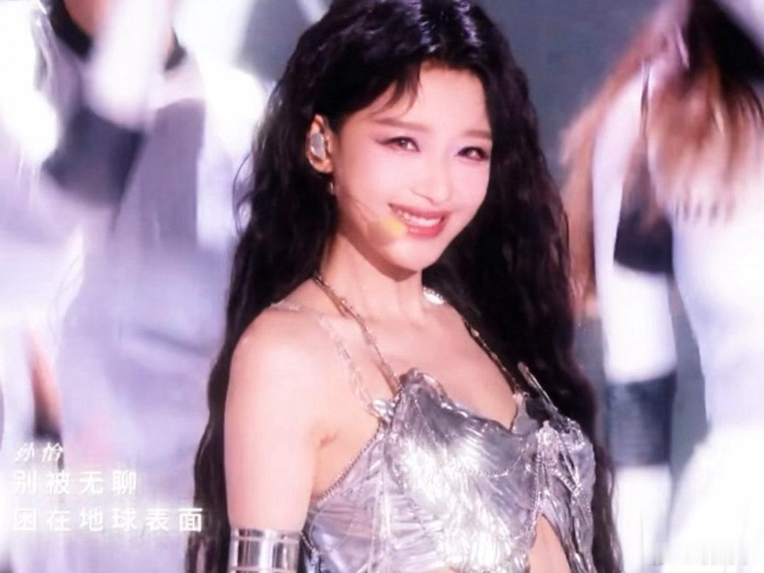 孙怡女团级表情管理 一眼沦陷孙怡的舞台魅力，《花蝴蝶》现场氛围感直接拉满。神态切