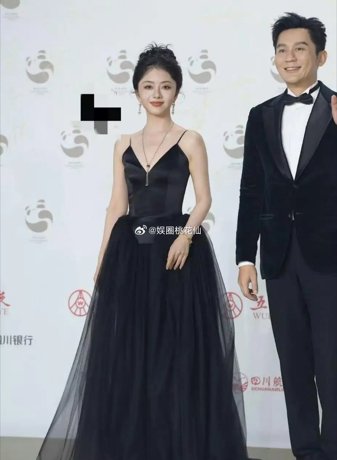 谭松韵成都参加金熊猫奖活动，一袭黑色吊带裙美成优雅的黑天鹅，感觉李晨现在在娱乐圈