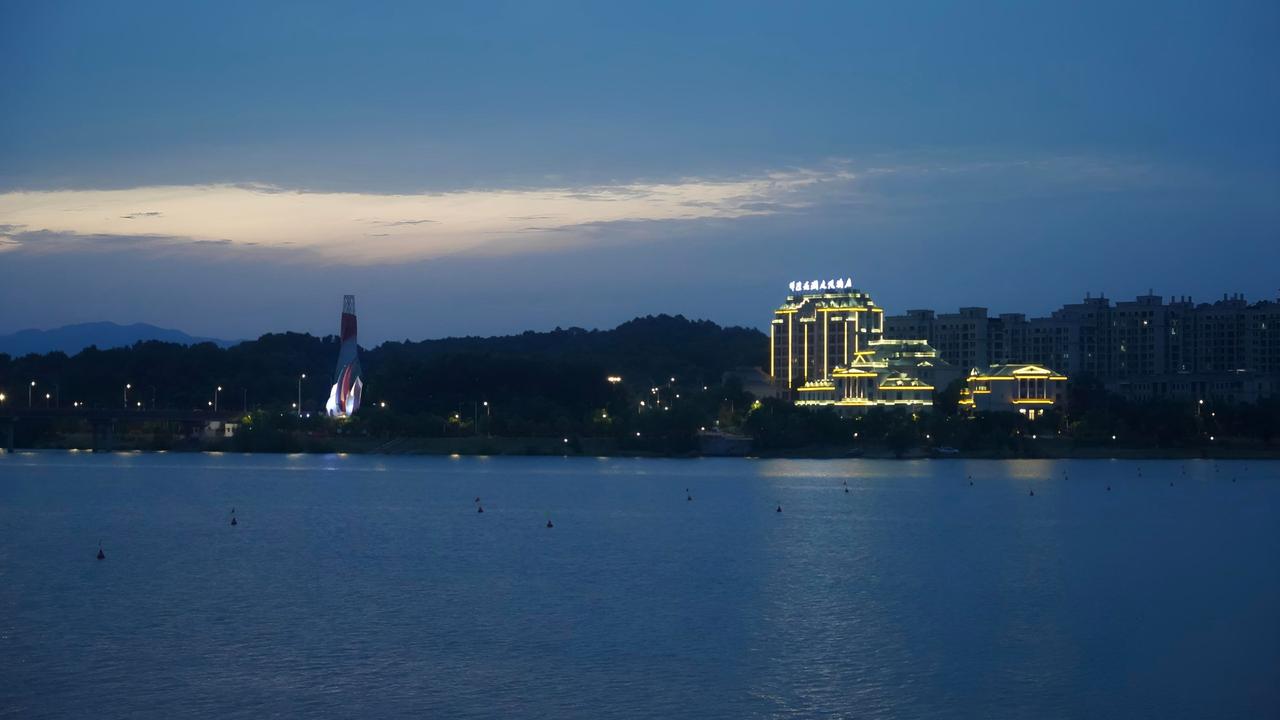 黄昏时分的城市天际线 小城也有大城市既视感 环湖夜色 湖伴夜景 静心观中国