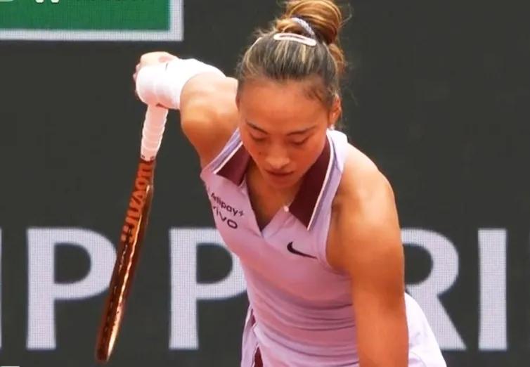 郑钦文2-0战胜阿朗戈，以两连胜战绩晋级法网32强！

 
北京时间5月28日，