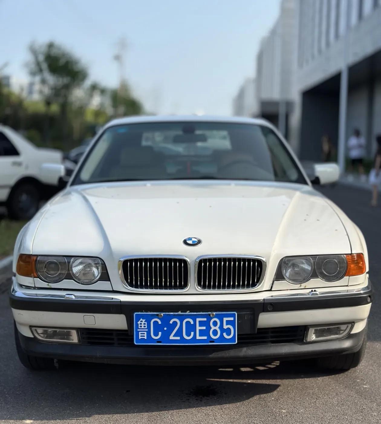 BMW L7由BMW E38 7系列的顶配 750iL升级改装而来。BMW L7